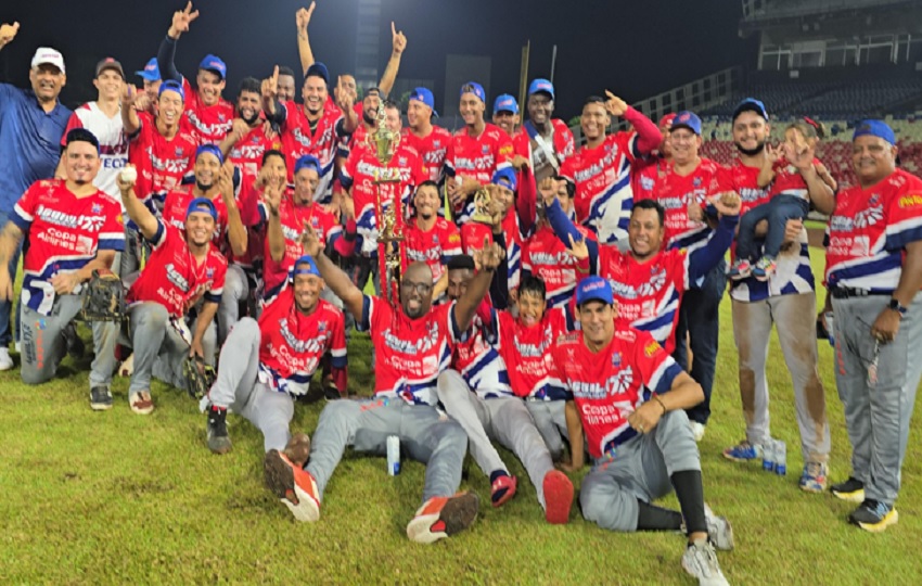 Los jugadores Águilas Metropolitanas festejan el título en Probeis. Foto: Probeis Los jugadores Águilas Metropolitanas festejan el título en Probeis. Foto: Probeis