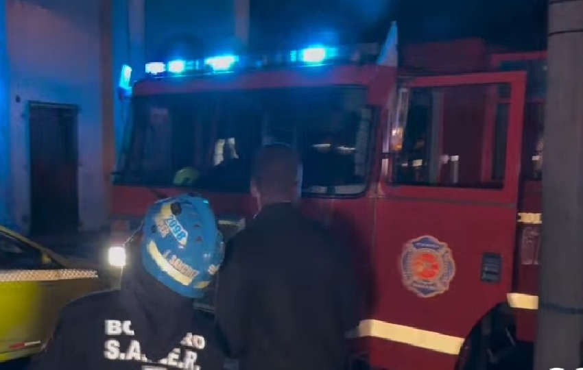 Al lugar del incidente llegaron los bomberos de Colón para sofocar el siniestro en uno de los apartamentos. Foto. Diómedes Sánchez Al lugar del incidente llegaron los bomberos de Colón para sofocar el siniestro en uno de los apartamentos. Foto. Diómedes Sánchez