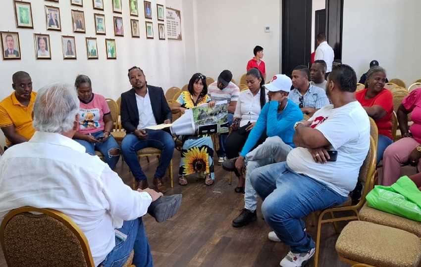 La Gobernación de Colón se reunió conlos manifestantes para lograr un encuentro con las autoridades de bienes revertidos La Gobernación de Colón se reunió conlos manifestantes para lograr un encuentro con las autoridades de bienes revertidos