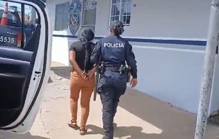 mujer-detienen_0.jpg en La mujer fue detenida en el sector de Burunga, distrito de Arraiján. Foto: Eric Montenegro.