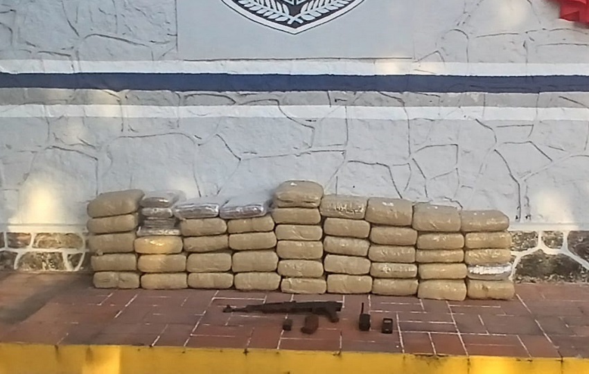 Las autoridades decomisaron 48 paquetes de sustancia ilícita, armas y un celular.