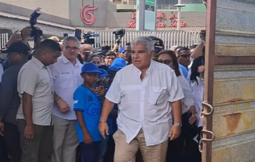 El mandatario José Raúl Mulino a su llegada al Mariano Bula. Foto: Diomedes Sánchez El mandatario José Raúl Mulino a su llegada al Mariano Bula. Foto: Diomedes Sánchez