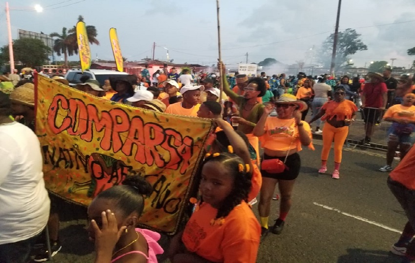 Las comparsas se tomaron algunas calles de Colón, para celebrar el Carnavalito. Foto. Diómedes Sánchez Las comparsas se tomaron algunas calles de Colón, para celebrar el Carnavalito. Foto. Diómedes Sánchez