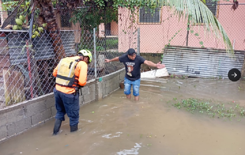 Personal realiza las evaluaciones de las viviendas afectadas en Bocas del Toro. Foto. Sinaproc