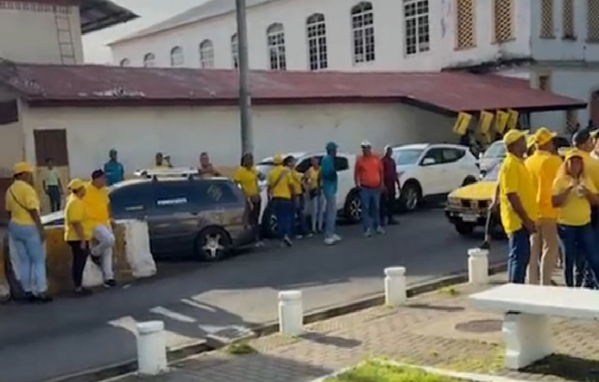 La calle 10 de la avenida Central de la ciudad de Colón, es el bastión de lucha este miércoles, por parte de los gremios educativos en la provincia de Colón, en el primer día de paro. Foto. Diómedes Sánchez La calle 10 de la avenida Central de la ciudad de Colón, es el bastión de lucha este miércoles, por parte de los gremios educativos en la provincia de Colón, en el primer día de paro. Foto. Diómedes Sánchez
