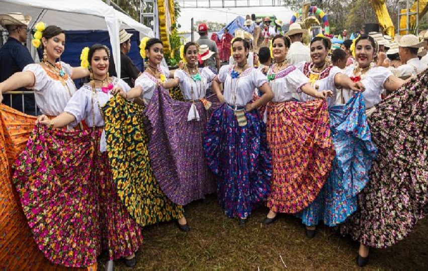 Es la primera vez que se realiza el desfile de polleras, el cual recorre las calles del poblado al toque de tamboritos y tunas, uniendo así la belleza del traje típico con el multicolor de las flores. Foto. Eric Montenegro Es la primera vez que se realiza el desfile de polleras, el cual recorre las calles del poblado al toque de tamboritos y tunas, uniendo así la belleza del traje típico con el multicolor de las flores. Foto. Eric Montenegro