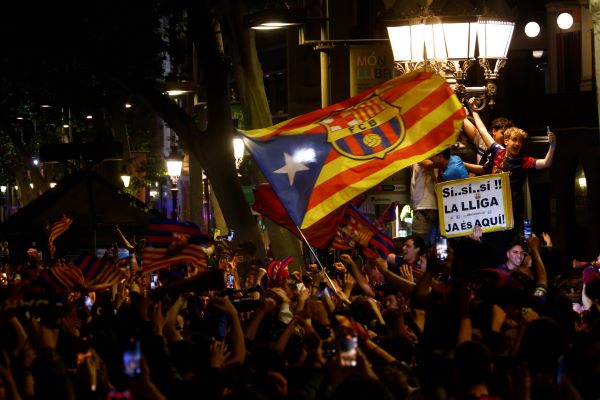 Aficionados del Barça celebran en la fuente de Canaletas el título. Foto: EFE Aficionados del Barça celebran en la fuente de Canaletas el título. Foto: EFE