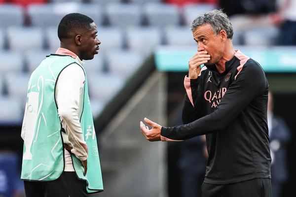 Luis Enrique Martínez, técnico del PSG, convera con Dembélé. Foto: EFE Luis Enrique Martínez, técnico del PSG, convera con Dembélé. Foto: EFE