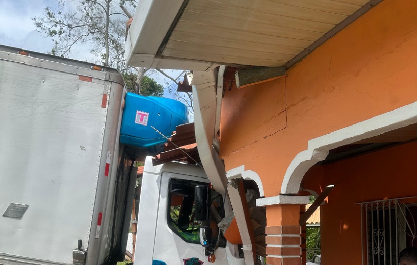 En el accidente de Capira, la vivienda sufrió daños en varias columnas, techo y una cerca de pilotes de concreto. Foto. Eric Montenegro En el accidente de Capira, la vivienda sufrió daños en varias columnas, techo y una cerca de pilotes de concreto. Foto. Eric Montenegro