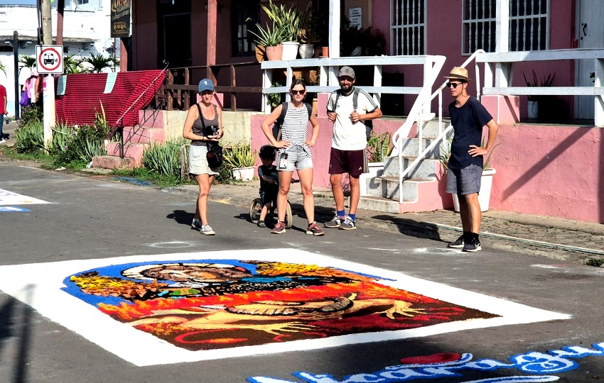 Este espectáculo multicolor y profundamente simbólico atrae cada vez a más visitantes nacionales e internacionales, generando un impacto positivo en el sector turístico local. Foto. Thays Domínguez Este espectáculo multicolor y profundamente simbólico atrae cada vez a más visitantes nacionales e internacionales, generando un impacto positivo en el sector turístico local. Foto. Thays Domínguez