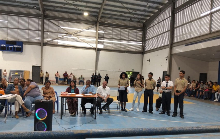 Los alumnos insistieron ante los funcionarios del Meduca que, si bien reconocen el derecho de los docentes a protestar, como estudiantes también tienen derecho a la educación. Foto. Eric Montenegro Los alumnos insistieron ante los funcionarios del Meduca que, si bien reconocen el derecho de los docentes a protestar, como estudiantes también tienen derecho a la educación. Foto. Eric Montenegro