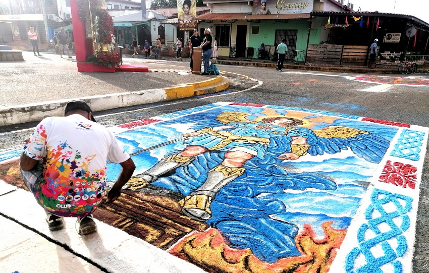 Estas obras de arte efímero no solo son una muestra de creatividad y devoción, sino que también vinculan a Panamá con una tradición común en América Latina, compartida por países como Honduras, El Salvador, Nicaragua, México y Colombia. Foto. Thays Domínguez Estas obras de arte efímero no solo son una muestra de creatividad y devoción, sino que también vinculan a Panamá con una tradición común en América Latina, compartida por países como Honduras, El Salvador, Nicaragua, México y Colombia. Foto. Thays Domínguez