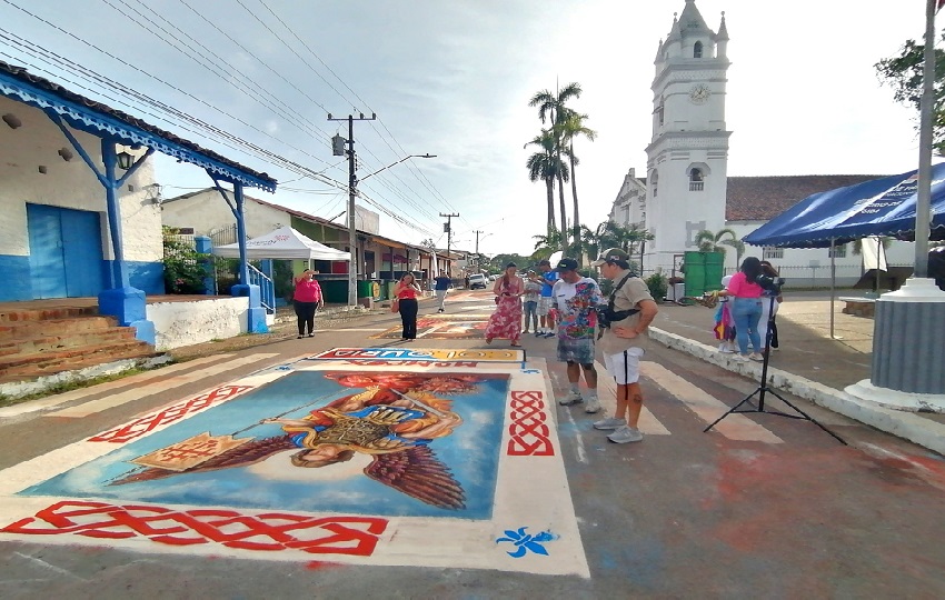 El Corpus Christi, una festividad que rinde homenaje a la presencia real de Jesucristo en la Eucaristía y que se convierte, en Azuero, en una expresión vibrante de identidad cultural, arte efímero y religiosidad popular. Foto. Thays Domínguez El Corpus Christi, una festividad que rinde homenaje a la presencia real de Jesucristo en la Eucaristía y que se convierte, en Azuero, en una expresión vibrante de identidad cultural, arte efímero y religiosidad popular. Foto. Thays Domínguez