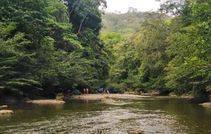 Las familias gozan de las aguas de los diversos ríos. Foto. Diómedes Sánchez Las familias gozan de las aguas de los diversos ríos. Foto. Diómedes Sánchez