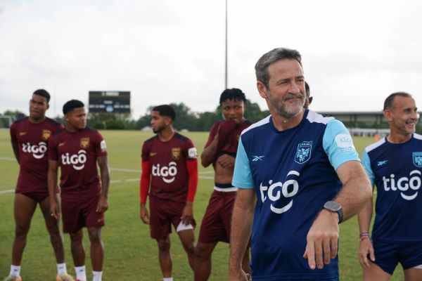 Thomas Christiansen en los entrenamientos de la selección de Panamá. Foto: FPF Thomas Christiansen en los entrenamientos de la selección de Panamá. Foto: FPF