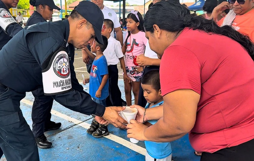 Los participantes de las diversas actividades también degustaron los alimentos de "La Olla Popular.". Foto. Cortesía. Policía Nacional Los participantes de las diversas actividades también degustaron los alimentos de "La Olla Popular.". Foto. Cortesía. Policía Nacional
