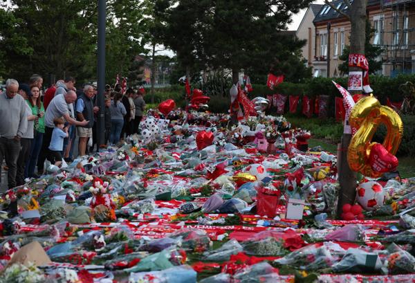 La gente rinde homenaje al futbolista Diogo Jota en Anfield, la casa del Liverpool FC en Liverpool, Gran Bretaña. Foto.EFE La gente rinde homenaje al futbolista Diogo Jota en Anfield, la casa del Liverpool FC en Liverpool, Gran Bretaña. Foto: EFE