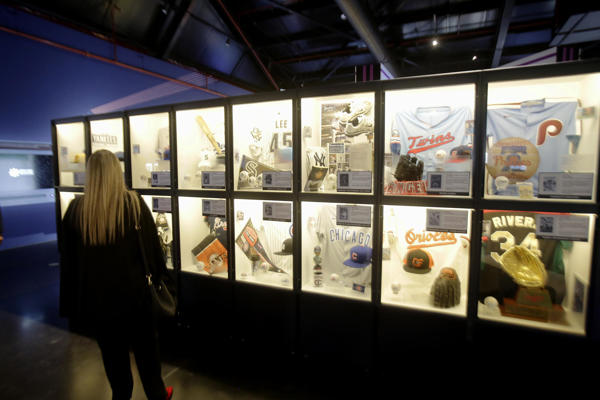 Una persona observa los artículos deportivos. Foto: EFE Una persona observa los artículos deportivos. Foto: EFE