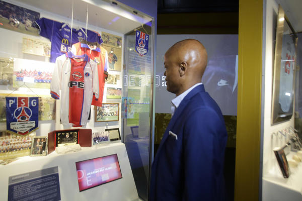 El exfutbolista Julio César Dely Valdés asiste a la inauguración del Salón de la Fama y Museo del Deporte Panameño. Foto: EFE El exfutbolista Julio César Dely Valdés asiste a la inauguración del Salón de la Fama y Museo del Deporte Panameño. Foto: EFE