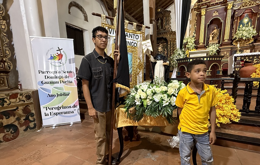 El padre Raúl De León, párroco de la iglesia de Parita, resaltó que la asistencia a las actividades religiosas ha ido en aumento, lo que demuestra el arraigo espiritual del pueblo hacia su patrono. Foto. Melqupiades Vásquez El padre Raúl De León, párroco de la iglesia de Parita, resaltó que la asistencia a las actividades religiosas ha ido en aumento, lo que demuestra el arraigo espiritual del pueblo hacia su patrono. Foto. Melqupiades Vásquez