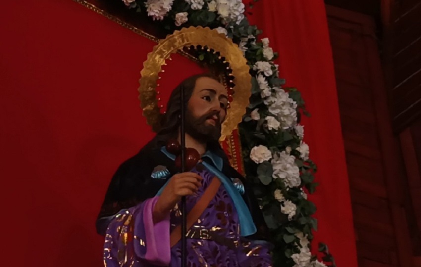 El párroco de la catedral de Santiago, Luis Fernando Flores, destacó la creciente participación de los fieles, señalando que “cada año se suman más personas a esta devoción”. Foto. Melquíades Vásquez El párroco de la catedral de Santiago, Luis Fernando Flores, destacó la creciente participación de los fieles, señalando que “cada año se suman más personas a esta devoción”. Foto. Melquíades Vásquez