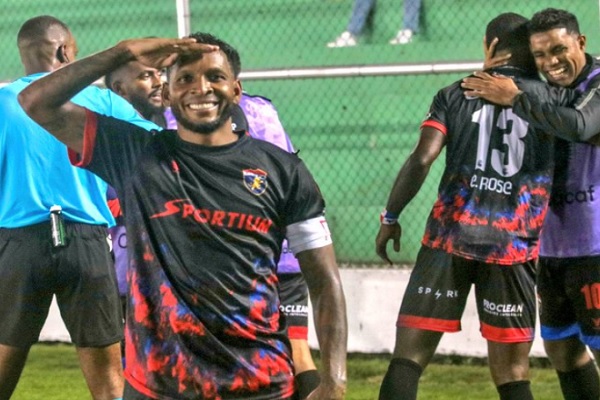 Alberto 'Negrito' Quintero festeja su gol ante Antigua. Foto: Equipo de Plaza Amador. Foto: @cdplazaamado Alberto 'Negrito' Quintero festeja su gol ante Antigua. Foto: Equipo de Plaza Amador. Foto: @cdplazaamado