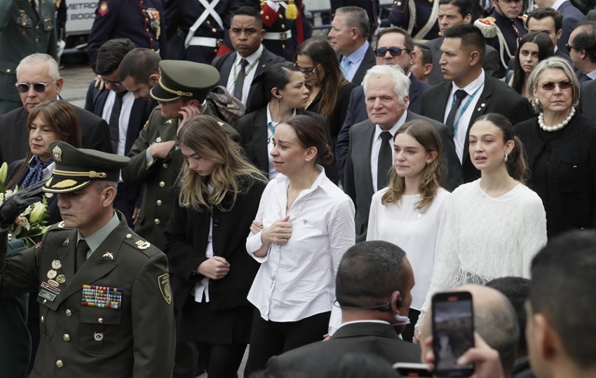 La esposa del fallecido senador Claudia Tarazona y sus hijas. La esposa del fallecido senador Claudia Tarazona y sus hijas.