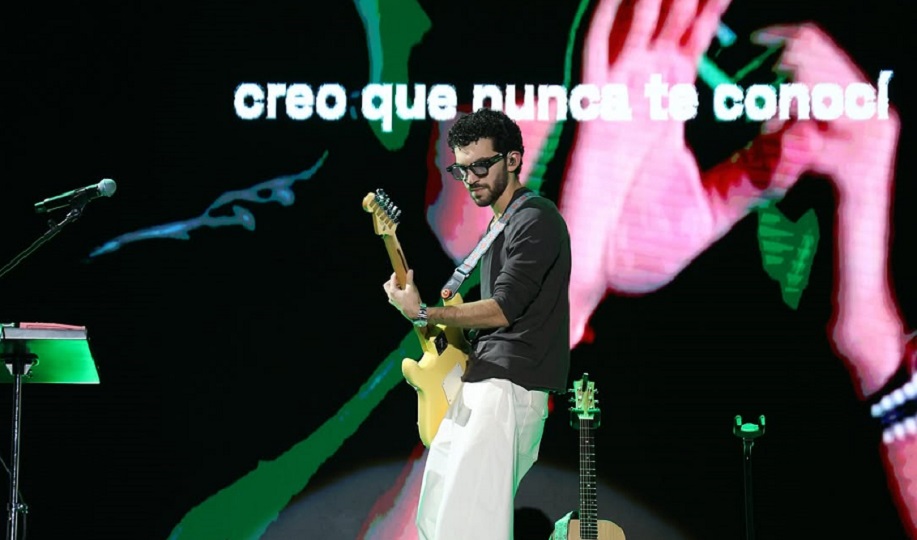 Yorghaki tocando la guitarra para más de 5 mil personas. Foto: Cortesía Yorghaki tocando la guitarra para más de 5 mil personas. Foto: Cortesía