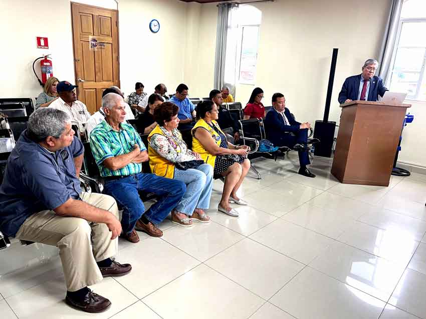 Concejales de Aguadulce durante la reunión con el director de Ingeniería de la Secretaría del Ferrocarril de Panamá. Concejales de Aguadulce durante la reunión con el director de Ingeniería de la Secretaría del Ferrocarril de Panamá.