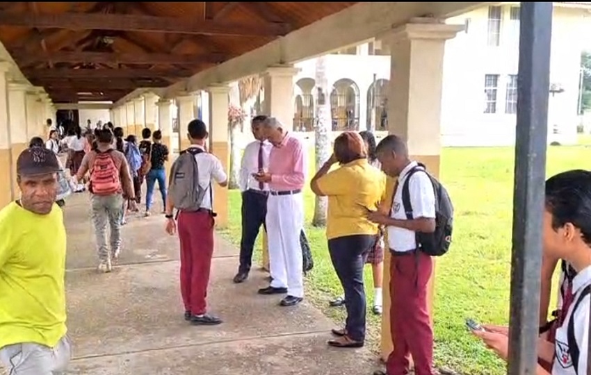 El pasado viernes a los padres de familia junto a sus hijos se les orientó sobre los protocolos de seguridad y de igual manera para que participen en la escuela para padres. Foto. Diómedes Sánchez El pasado viernes a los padres de familia junto a sus hijos se les orientó sobre los protocolos de seguridad y de igual manera para que participen en la escuela para padres. Foto. Diómedes Sánchez