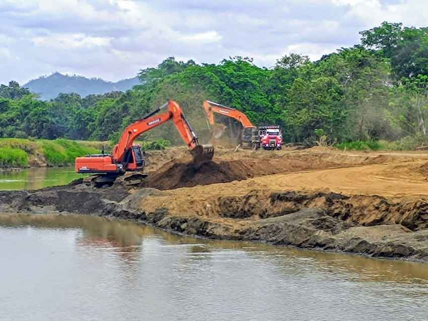 Trabajo de dragado en Tonosí Trabajo de dragado en Tonosí
