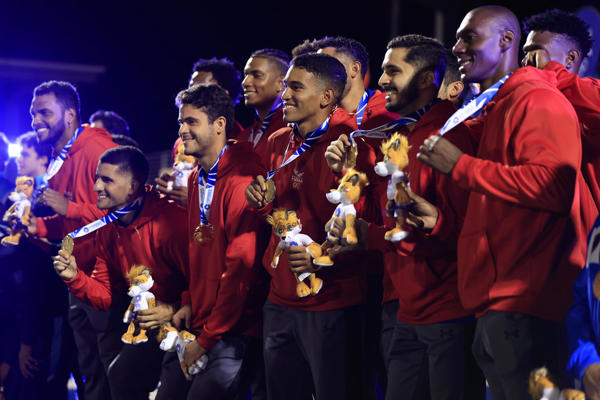 Jugadores de Panamá celebran con la medalla de oro, al ganar la final del Flag Football masculino en los Juegos Centroamericanos. Foto: EFE Jugadores de Panamá celebran con la medalla de oro, al ganar la final del Flag Football masculino en los Juegos Centroamericanos. Foto: EFE