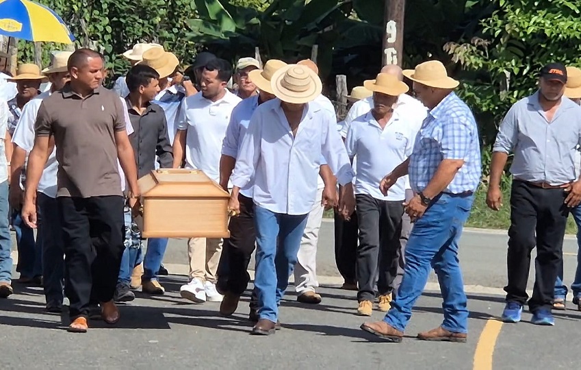 Las mismas calles donde años atrás Selinda jugaba y reía, hoy la lloran y la despiden entre flores, rezos y un profundo silencio. Foto. Thays Domínguez Las mismas calles donde años atrás Selinda jugaba y reía, hoy la lloran y la despiden entre flores, rezos y un profundo silencio. Foto. Thays Domínguez