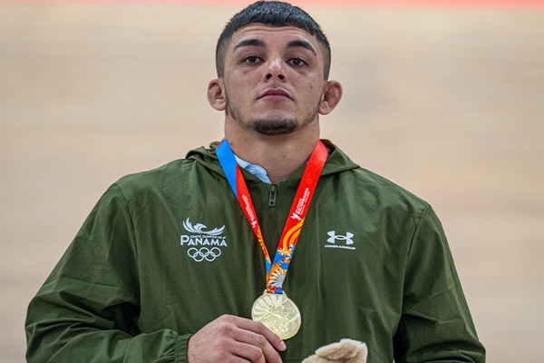 El luchador Ángel Cortés festeja su medalla de oro. Foto: COP