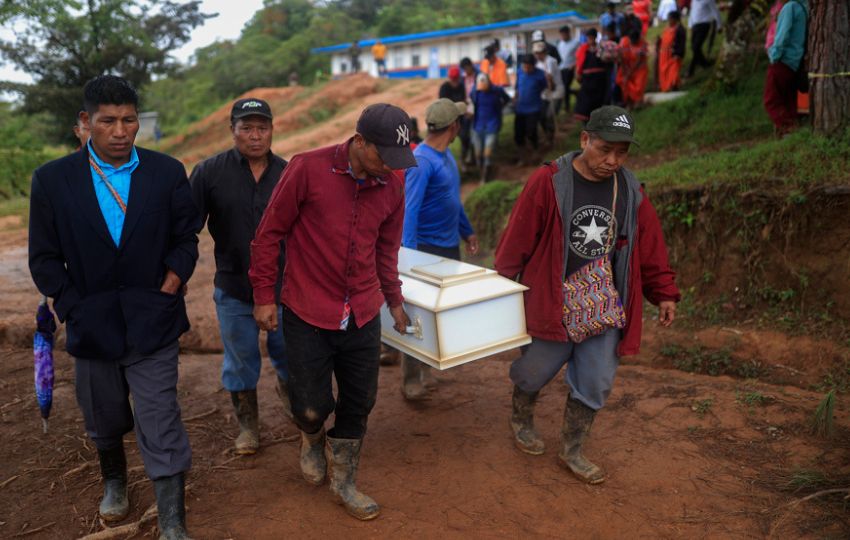 Personas cargan un féretro en el cementerio del poblado de Cascabel, distrito de Mironó. Foto: EFE Personas cargan un féretro en el cementerio del poblado de Cascabel, distrito de Mironó. Foto: EFE