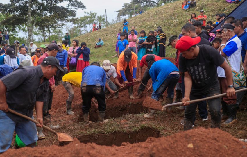 Personas cavan en el cementerio del poblado de Cascabel, distrito de Mironó. Foto: EFE Personas cavan en el cementerio del poblado de Cascabel, distrito de Mironó. Foto: EFE