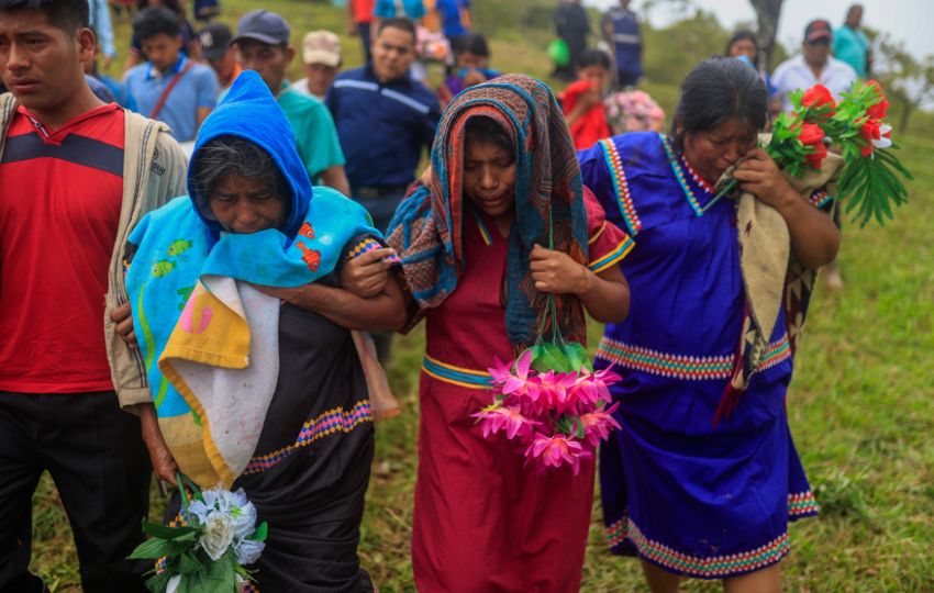 Personas lloran en un funeral en el cementerio del poblado de Cascabel, distrito de Mironó. Foto: EFE Personas lloran en un funeral en el cementerio del poblado de Cascabel, distrito de Mironó. Foto: EFE