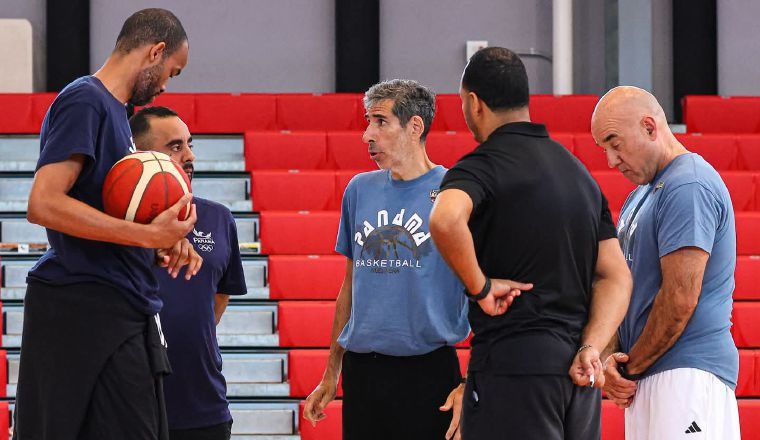 Gonzalo García (cent.), técnico de la selección de baloncesto de Panamá. Foto: Fepaba Gonzalo García (cent.), técnico de la selección de baloncesto de Panamá. Foto: Fepaba
