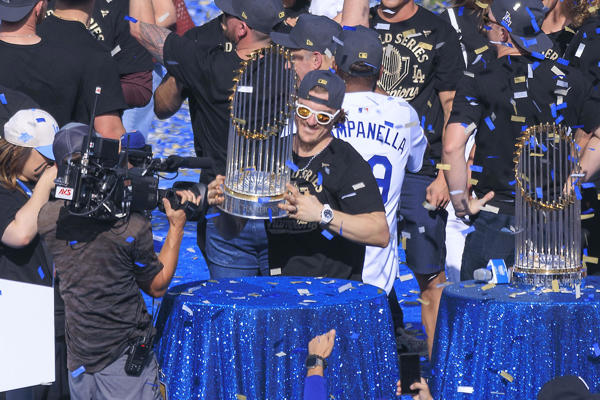 Kike Hernández (c) de Los Dodgers de Los Ángeles levanta el trofeo por el título de la Serie Mundial de béisbol 2025 . Foto:EFE Kike Hernández (c) de Los Dodgers de Los Ángeles levanta el trofeo por el título de la Serie Mundial de béisbol 2025 . Foto:EFE