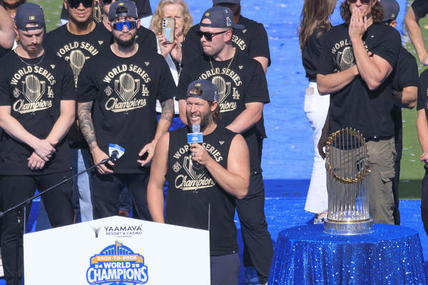 Clayton Kershaw (c) de Los Dodgers de Los Ángeles habla durante el festejo por el título de la Serie Mundial de béisbol 2025 . Foto:EFE Clayton Kershaw (c) de Los Dodgers de Los Ángeles habla durante el festejo por el título de la Serie Mundial de béisbol 2025 . Foto:EFE