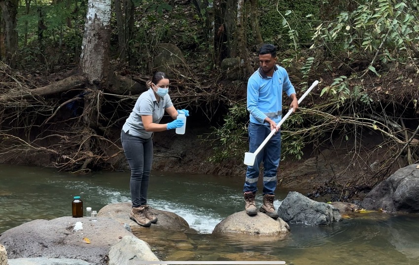 Funcionarios del Idaan toman muestras en el Río Llano de Piedra. Fotos @Idaan Funcionarios del Idaan toman muestras en el Río Llano de Piedra.