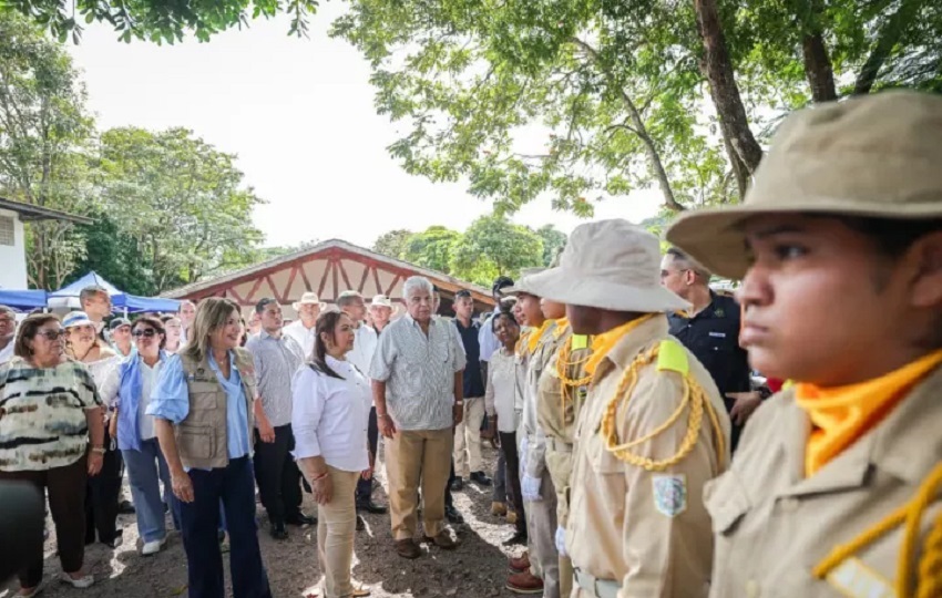 El presidente José Raúl Mulino, conversó con los estudiantes del Instituto Profesional y Técnico La Pintada. Foto. Cortesía El presidente José Raúl Mulino, conversó con los estudiantes del Instituto Profesional y Técnico La Pintada. Foto. Cortesía