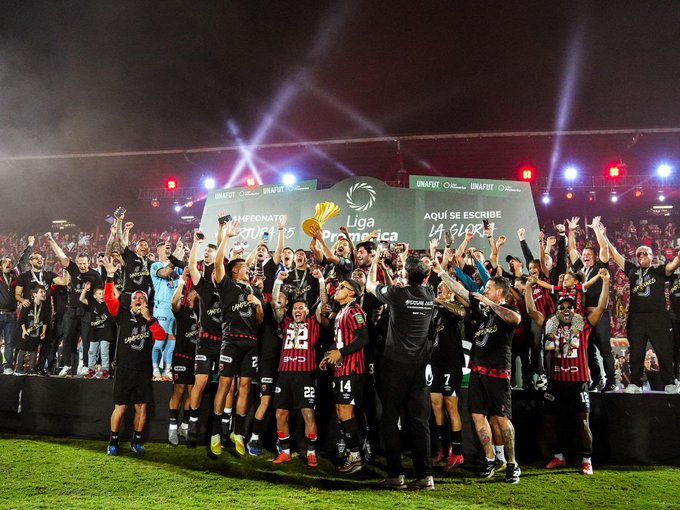Jugadores de Aljuelense festejam el título 31. Foto: @ldacr