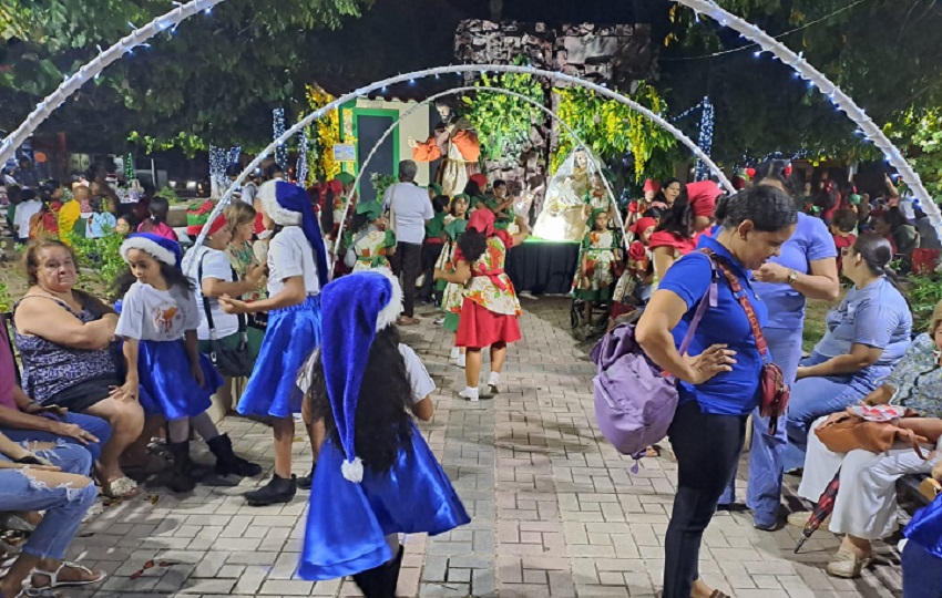 chitre-parques-navidad.jpg Cada parque de Chitré se ha convertido en una estación dentro de una ruta navideña que invita a propios y visitantes a recorrer la ciudad y vivir una experiencia distinta, marcada por la fe, la cultura y la convivencia comunitaria. Foto. Thays Domínguez