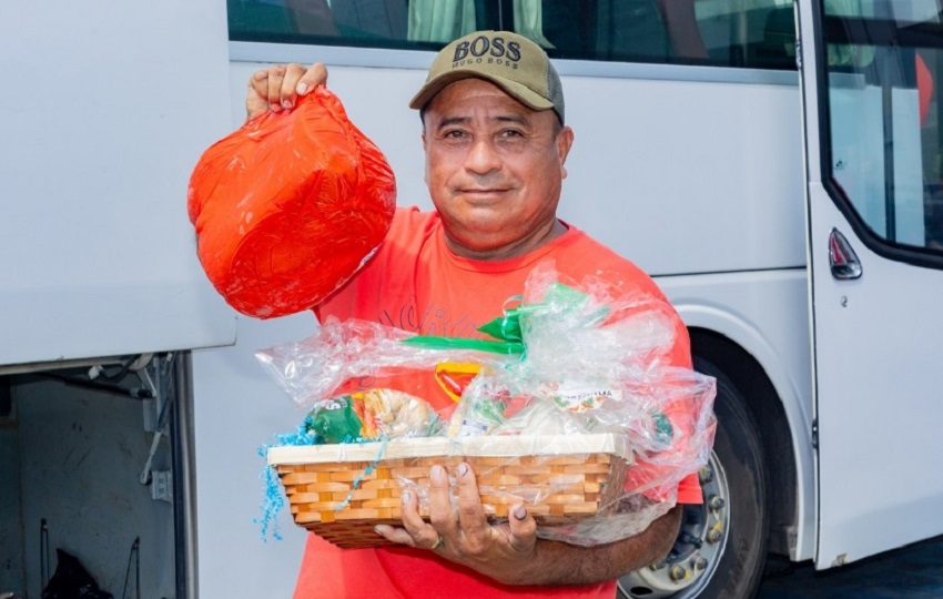 Excolaboradores de la mina felices con sus canastas navideñas. Cortesía Excolaboradores de la mina felices con sus canastas navideñas. Cortesía