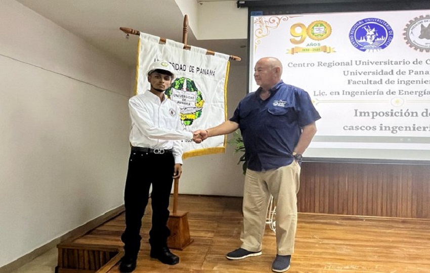 Abdiel Salinas, recién graduado de la licenciatura en Ingeniería de Energías Renovables, primer beneficiado del programa de empleo. Foto: Cortesía