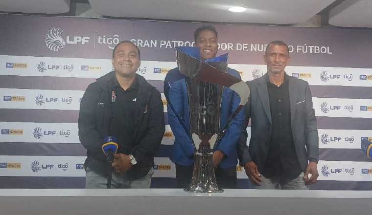 César Aguilar, técnico del Sporting (izq.); Castañeda, del Plaza Amador; Jhon Caguas, del Uniiversitario. Foto: Jaime Chávez
