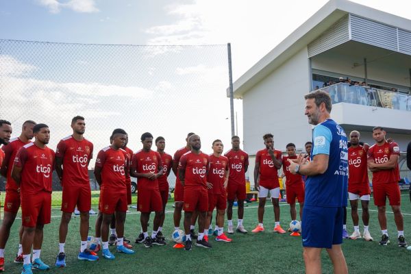 Thomas Christiansen, conversa con los jugadores en los entrenamientos. Foto: FPF Thomas Christiansen, conversa con los jugadores en los entrenamientos. Foto: FPF
