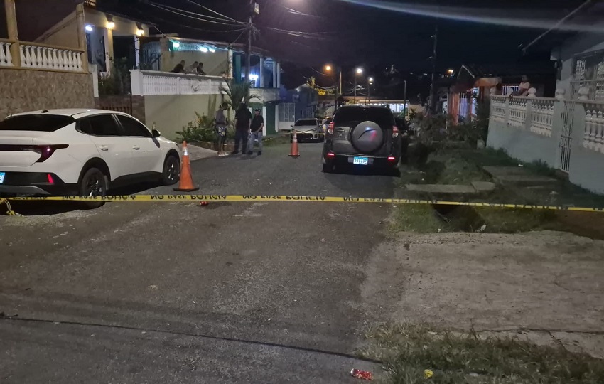 Hubo dos víctimas fatales, una en en la comunidad conocida como la Invasión, sector C, y la otra se registró en Viento Frío, comunidad de Villa del Caribe. Foto. Diómedes Sánchez Hubo dos víctimas fatales, una en en la comunidad conocida como la Invasión, sector C, y la otra se registró en Viento Frío, comunidad de Villa del Caribe. Foto. Diómedes Sánchez