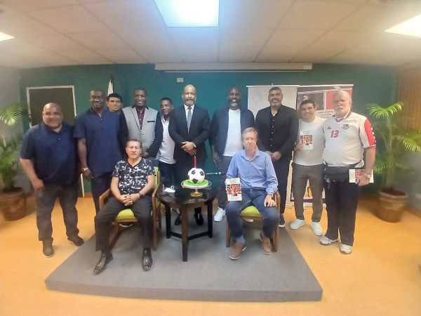 Gary Stempel con exjugadores y parte de su cuerpo técnico que lo acompañó a su trayectoria. Foto: Jaime A. Chávez R Gary Stempel con exjugadores y parte de su cuerpo técnico que lo acompañó a su trayectoria. Foto: Jaime A. Chávez R.